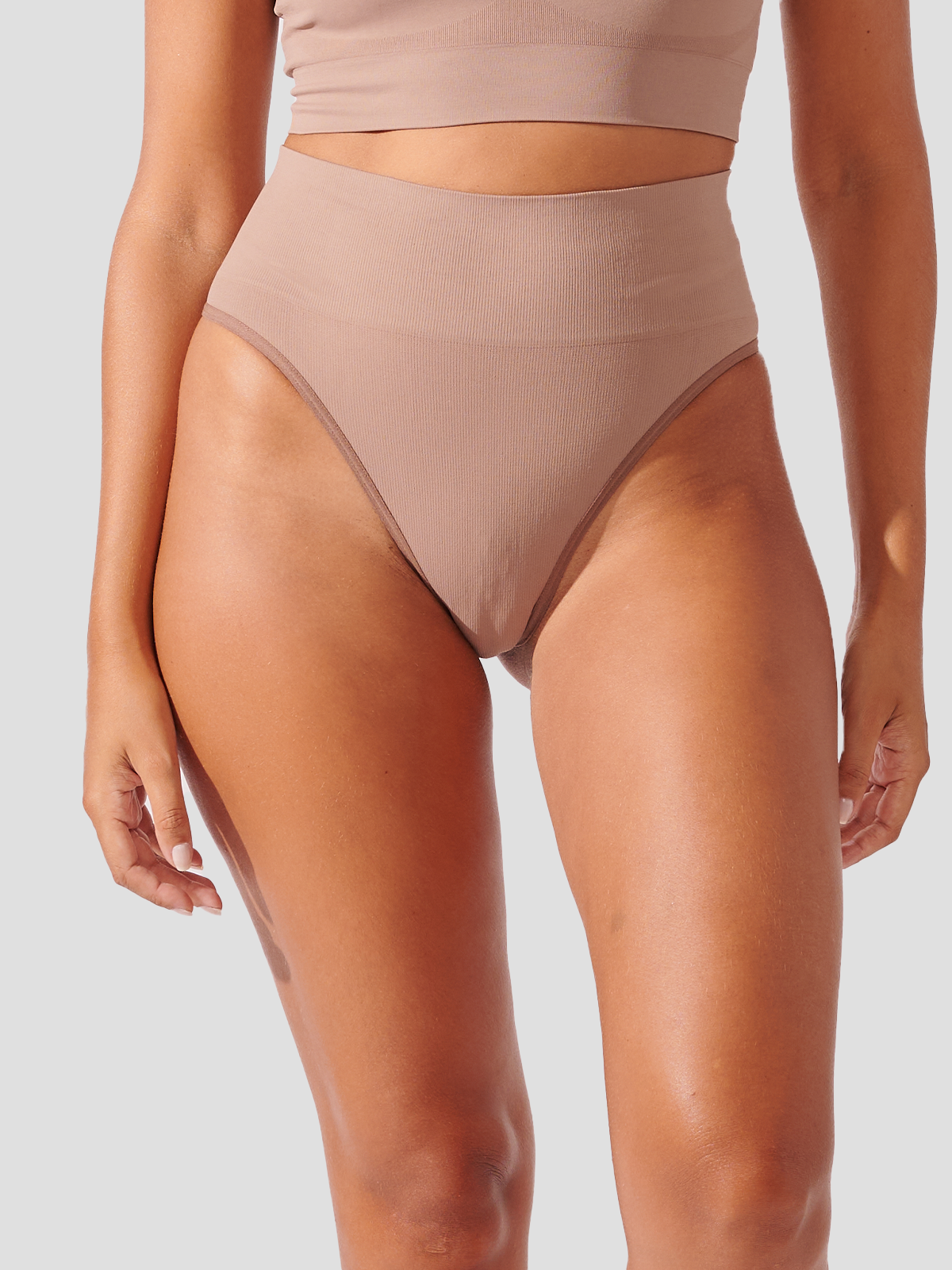 Kit com 3 Calcinhas Fio Dental Redutora Canelado Sem Costura Premium Marrom Cacau - R$76,63 cada