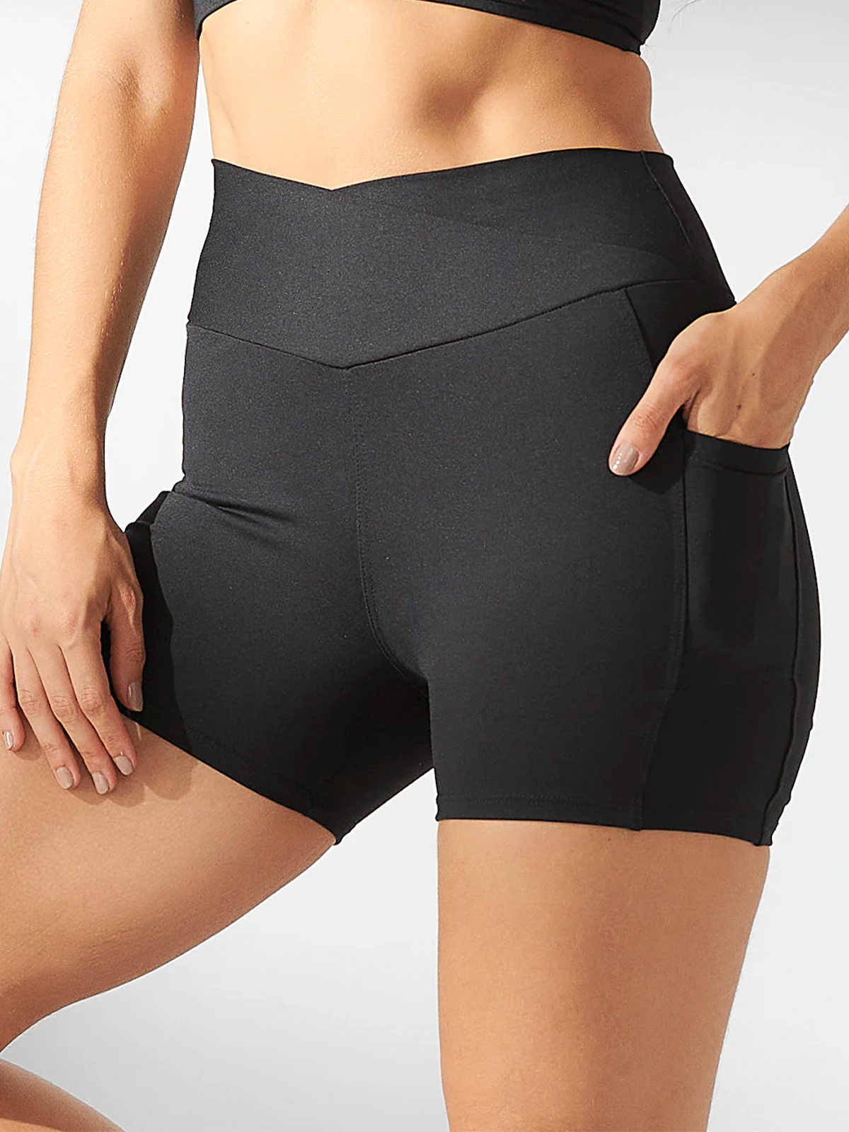 Conjunto Top Fitness Preto + Shorts Cós Transpassado Preto